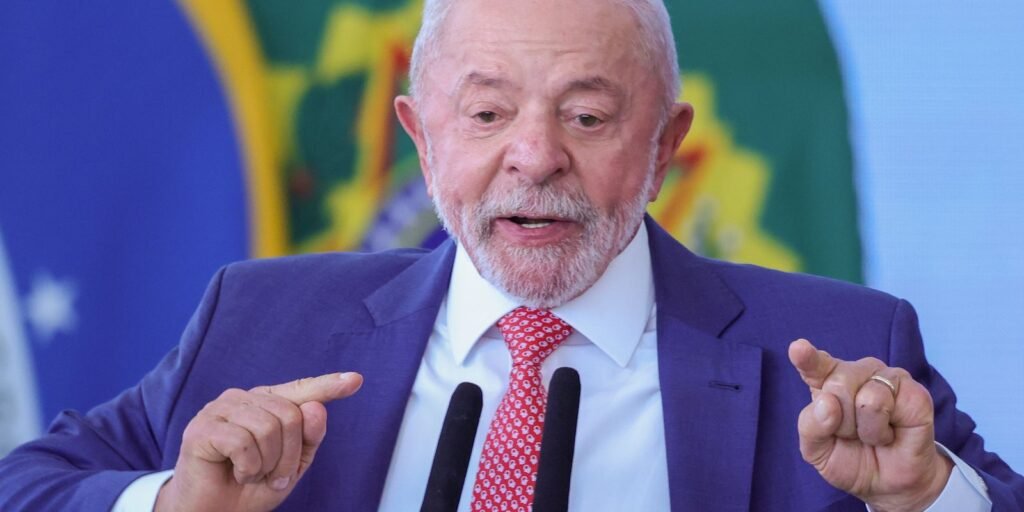Lula cobra respeito