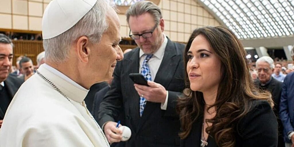Papa nomeia mulher