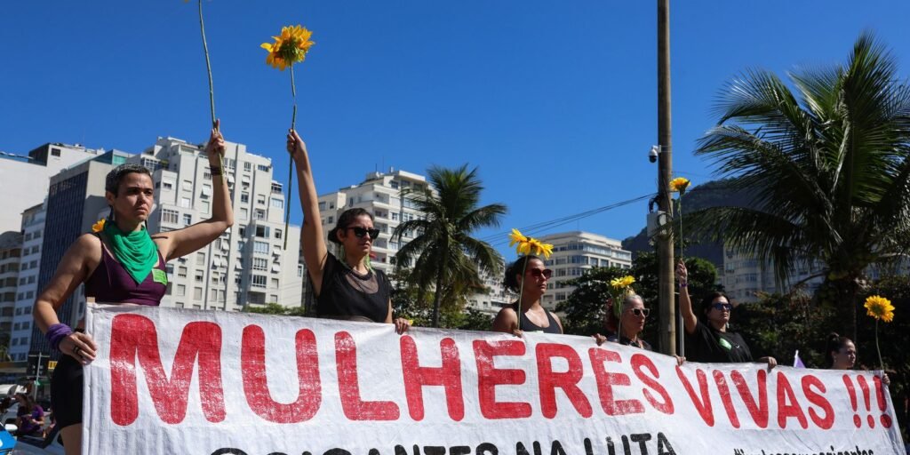 Mulheres vão às ruas